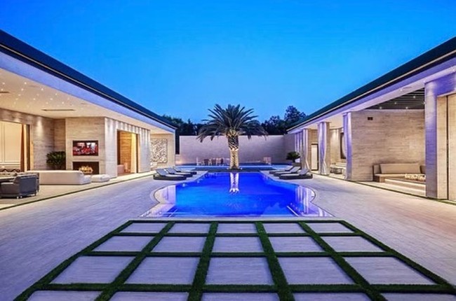Rumah bergaya resor tentu kurang afdal tanpa kolam renang yang luas. Fasilitas lain di antaranya bioskop pribadi, gym, ruang spa dan lapangan basket. (Foto: Instagram/@ashley_therealtor)