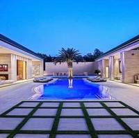 Rumah bergaya resor tentu kurang afdal tanpa kolam renang yang luas. Fasilitas lain di antaranya bioskop pribadi, gym, ruang spa dan lapangan basket. (Foto: Instagram/@ashley_therealtor)