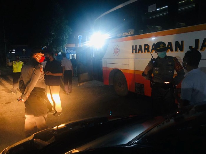 Polisi Tulungagung melakukan penyekatan di perbatasan Tulungagung-Kediri untuk mengantisipasi pemudik. Sejumlah kendaraan dipaksa putar balik ke daerah asal.