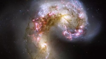 Dua galaksi spiral saling berinteraksi untuk membentuk galaksi Antennae. Foto ini dirilis pada 16 Oktober 2006. Foto: NASA/ESA/Hubble Heritage Team