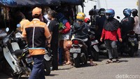 Sejumlah warga berbelanja kebutuhan pokok di Pasar Cicadas, Kota Bandung, Jawa Barat.