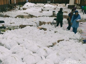 Alhamdulillah, Warga Surabaya Terdampak Corona Dapat Bantuan Sembako