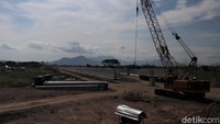 Begitupun alat berat yang terus beroperasi meratakan tanah dan melakukan pemasangan tiang pancang.