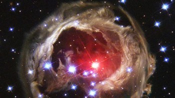 Halo di sekitar bintang ini dinamai V838 Monocerotis yang berjarak 20.000 tahun cahaya dari Bumi. Foto ini dirilis pada 4 Maret 2004. Foto: NASA/Hubble Heritage Team/STScI