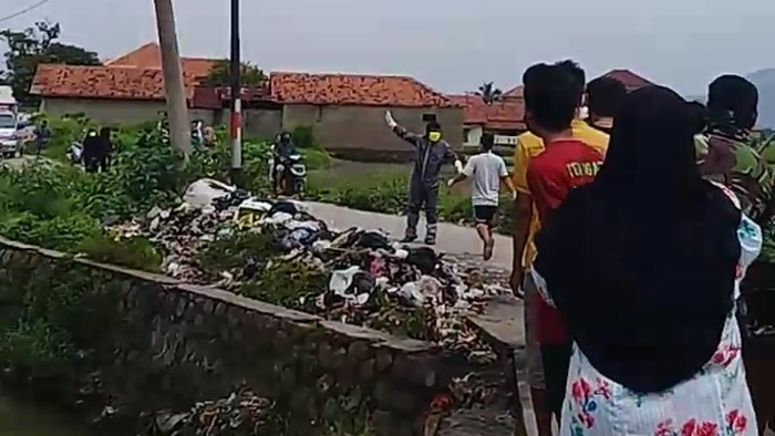 Suasana saat warga hadang ambulans