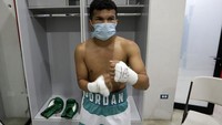 Petarung Nikaragua, Jordan Escobar, tampak mengenakan masker saat sedang bersiap untuk bertanding di Arena Olahraga Alexis Arguello yang berada di kawasan Managua, Nikaragua, Sabtu (25/4) waktu setempat.