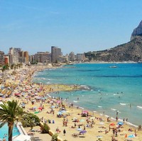 Dari banyak negara yang jadi destinasi liburan setelah wabah COVID-19 mereda, Spanyol jadi pilihan pertama. Meskipun jadi salah satu negara yang paling terkena dampak berat dari virus Corona, Spanyol tetap diminati karena cuacanya yang hangat dan menyenangkan, makanan enak dan banyak pantai indah. Foto: YouTube