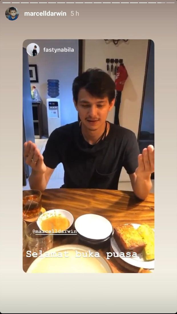 Marcell Darwin belajar doa puasa
