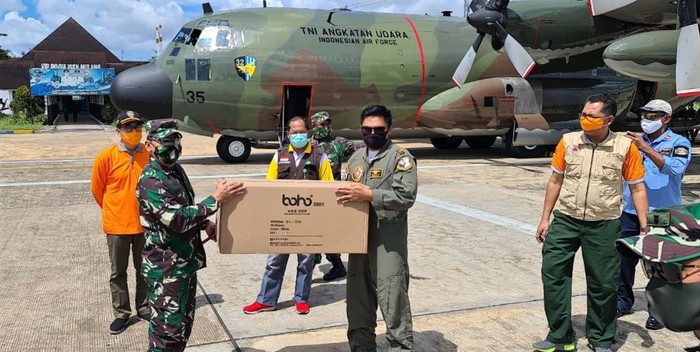 TNI Distribusikan APD ke Berbagai Daerah di Indonesia Sejumlah prajurit TNI terus mendistribusikan APD ke sejumlah daerah di Indonesia. APD itu disalurkan ke sejumlah rumah sakit di daerah terdampak COVID-19.