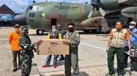 Prajurit Tentara Nasional Indonesia (TNI) yang tergabung dalam Gugus Tugas Percepatan Penanganan COVID-19 terus melakukan pendistribusian Alat Pelindung Diri (APD) ke sejumlah daerah di Indonesia. Istimewa/Dok. Gugus Tugas PP Covid-19 Komunikasi Publikasi: Letkol.Inf. Drs. Abidin Tobba, M.Si.
