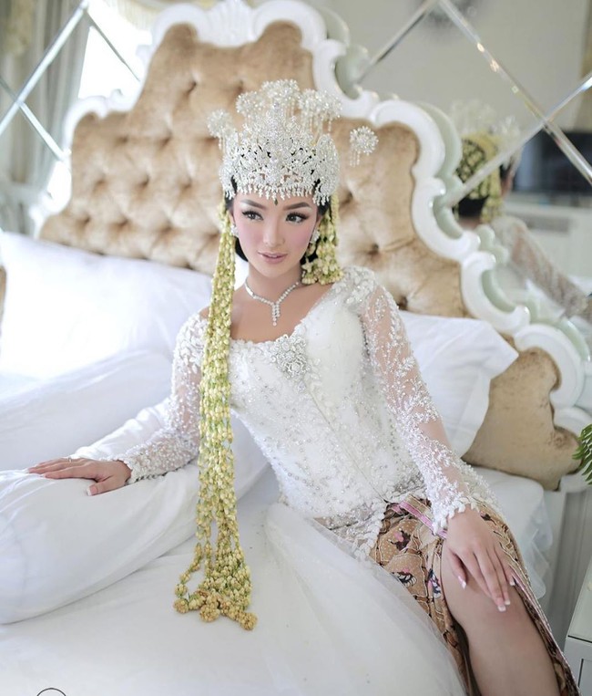 Akad nikah dilaksanakan di rumah penyanyi yang kerap disapa Eneng ini di Cikarang. Karena sedang dalam masa pandemi virus Corona, tidak banyak tamu yang datang menyaksikan prosesi sakral tersebut. Foto: Instagram/@mozawahyu, @ivan_gunawan, @anpasuha_official