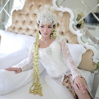 Akad nikah dilaksanakan di rumah penyanyi yang kerap disapa Eneng ini di Cikarang. Karena sedang dalam masa pandemi virus Corona, tidak banyak tamu yang datang menyaksikan prosesi sakral tersebut. Foto: Instagram/@mozawahyu, @ivan_gunawan, @anpasuha_official