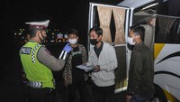 Pada hari kedua penyekatan pemudik di jalan tol masih banyak kendaraan yang tidak mengatur jarak sosial dan warga yang memaksaan untuk mudik. 