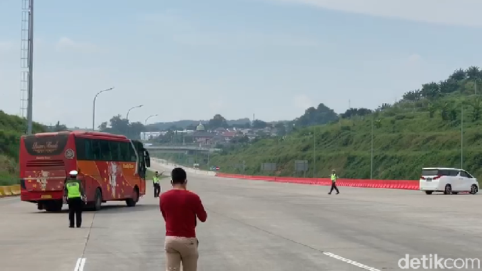 Bus dan mobil yang dipaksa putar balik di Gerbang Tol Kalikangkung, Semarang