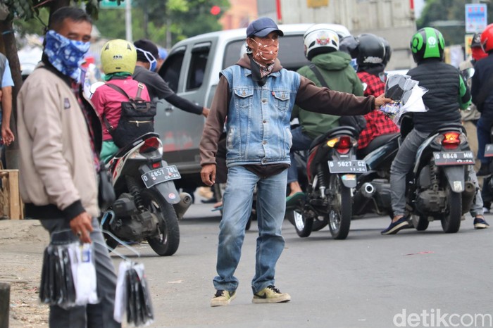 Pedagang Sarung Tangan Dadakan Memburu Rezeki di Tengah Wabah Corona Masker dan sarung tangan kini jadi hal yang wajib untuk dikenakan guna cegah Corona. Hal itu dimanfaatkan pedagang asongan di Bandung untuk jual sarung tangan.
