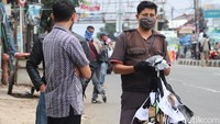 Seperti diketahui, penerapan PSBB di kawasan Bandung mewajibkan pengendara motor untuk mengenakan masker dan sarung tangan saat berkendara.