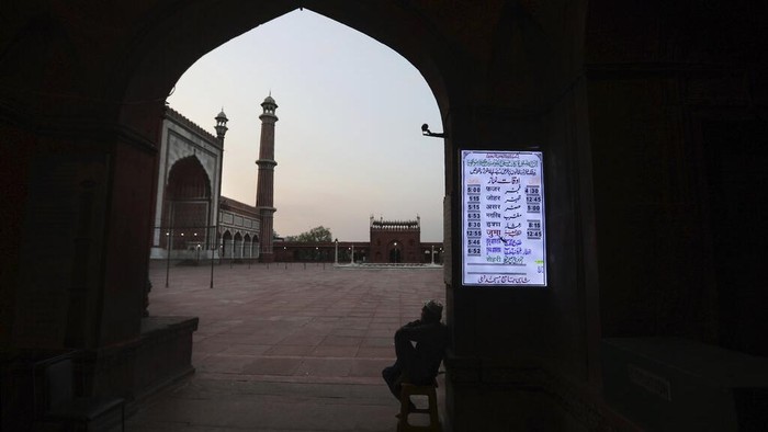 Masjid Jama yang berada di kawasan India, terkenal sebagai masjid terbesar di negara itu. Masjid yang biasanya ramai pengunjung itu kini sepi imbas wabah Corona