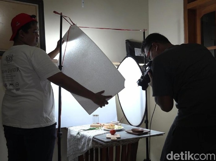 Untuk membantu UMKM di tengah pandemi Corona, dua fotografer kuliner di Banyuwangi memberikan jasa foto gratis. Harapannya, UMKM kuliner di Banyuwangi tetap jalan.