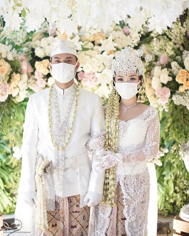 Inilah penampilan pedangdut Zaskia Gotik saat menikah dengan Sirajuddin Mahmud. Memilih busana pengantin adat Sunda, keduanya memperlengkapi diri dengan sarung tangan dan masker putih senada. (Foto: Instagram)
