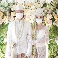 Inilah penampilan pedangdut Zaskia Gotik saat menikah dengan Sirajuddin Mahmud. Memilih busana pengantin adat Sunda, keduanya memperlengkapi diri dengan sarung tangan dan masker putih senada. (Foto: Instagram)
