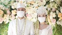 Tak lupa mereka mengenakan masker di satu sesi foto. (Foto: Instagram/@mozawahyu, @ivan_gunawan, @anpasuha_official)