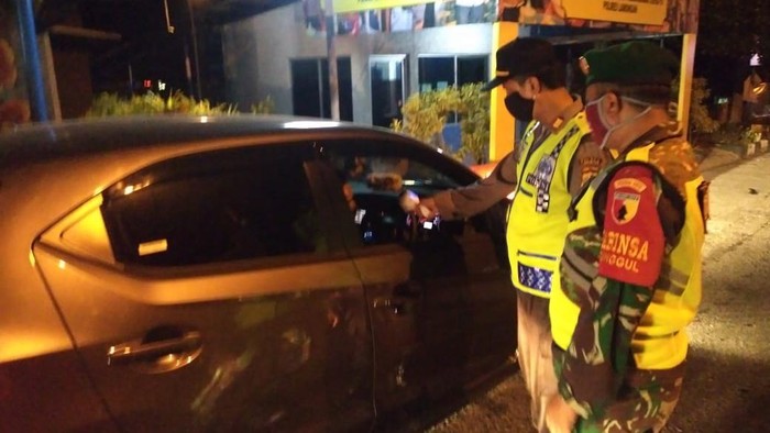 Pantau Check Point, Polisi Lamongan Imbau Warga Tak Mudik