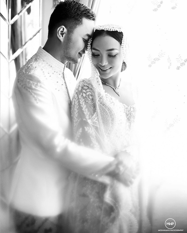 Pada momen lainnya, Zaskia Gotik terlihat mengenakan kebaya dilengkapi veil panjang yang juga dihiasi bordir. Veil putih transparan membuat penampilan wanita 29 tahun ini lebih anggun dan dramatis. Foto: Instagram/@mozawahyu, @ivan_gunawan, @anpasuha_official