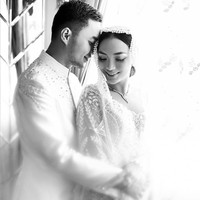 Pada momen lainnya, Zaskia Gotik terlihat mengenakan kebaya dilengkapi veil panjang yang juga dihiasi bordir. Veil putih transparan membuat penampilan wanita 29 tahun ini lebih anggun dan dramatis. Foto: Instagram/@mozawahyu, @ivan_gunawan, @anpasuha_official