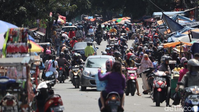 Suasana di Pasar Cicadas, Kota Bandung, ramai didatangi warga. Mereka datang untuk membeli kebutuhan pokok. Berikut potretnya.