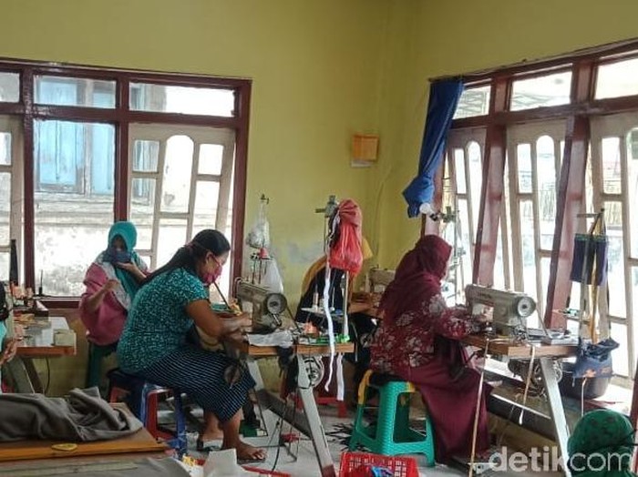 Untuk mencegah penyebaran virus Corona, Pemkab Banyuwangi memesan satu juta masker kain kepada UMKM bidang konfeksi. Ratusan UMKM terus lembur menyelesaikan pesanan masker, yang bakal dibagikan gratis ke masyarakat.