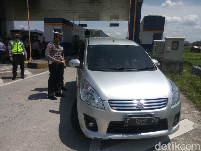 Petugas cek pengendara