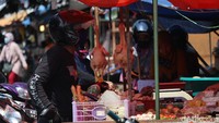 Ada berbagai macam kebutuhan rumah tangga yang dijual di pasar tersebut. Mulai dari sembako, sayur-sayuran, ayam, hingga peralatan dapur.