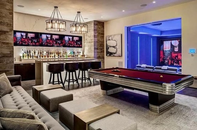 Kylie juga memiliki pub pribadi yang dilengkapi bar dan meja billiard. (Foto: Instagram/@ashley_therealtor)