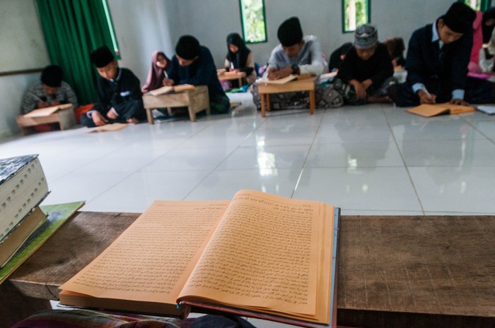 Aksi Para Santri di Banten Mengaji Kitab Kuning Saat Bulan Ramadhan Selama bulan suci Ramadhan para santri mengaji kitab kuning yang merupaka tradisi pesantren tradisional. ANTARA FOTO/Muhammad Bagus Khoirunas