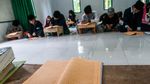 Semangat Santri di Banten Mengaji Kitab Kuning Saat Bulan Ramadhan