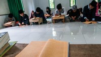 Santri mengikuti kajian kitab kuning di Pondok Pesantren Nurul Ihsan di Kampung Cilewong, Lebak, Banten, Minggu (26/4/2020).