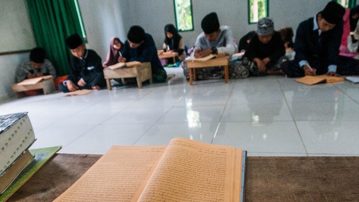 Selama bulan suci Ramadhan para santri mengaji kitab kuning yang merupaka  tradisi pesantren tradisional. ANTARA FOTO/Muhammad Bagus Khoirunas
