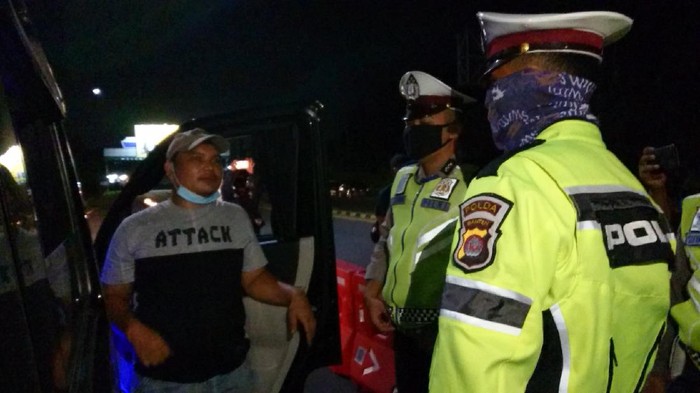 Pemudik berhasil keluar dari Jakarta namun dicegat di tol Merak.  Dia diminta oleh polisi untuk kembali ke Jakarta.