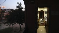Sejumlah umat Muslim tampak berbuka puasa di area Masjid Jama yang kini sepi dari jemaah usai diberlakukannya pembatasan sosial di kawasan India guna memutus rantai penyebaran virus Corona. 