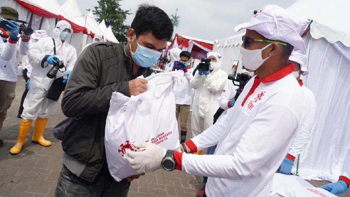 Sandiaga Uno gelar rapid test dan bagi sembako di Wisma Atlet