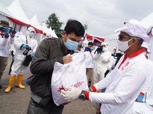 Sandiaga Gelar Rapid Test Corona dan Bagi-bagi Sembako di Parkiran Wisma Atlet