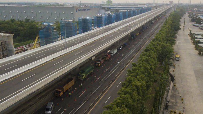 Petugas kepolisian membuat cek point pemeriksaan di dalam tol Jakarta Cikampek. Hal itu dilakukan untuk cegah warga mudik guna putus rantai penyebaran COVID-19.