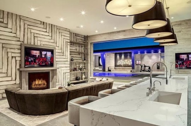 Total terdapat tujuh kamar tidur dan 14 kamar mandi. Warna putih dan palet yang kalem hampir mendominasi seluruh interior. (Foto: Instagram/@ashley_therealtor)