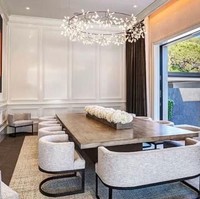 Area makan dengan meja yang besar cukup untuk menampung seluruh klan Kardashian-Jenner. (Foto: Instagram/@ashley_therealtor)