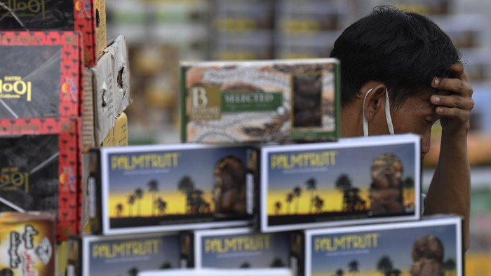Penjualan kurma  kini lesu akibat ditutupnya Pasar Tanah Abang sebagai dampak terjadinya pandemi COVID-19 dan penerapan PSBB.