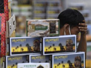 Penjualan Kurma di Tanah Abang Lesu Terdampak Corona