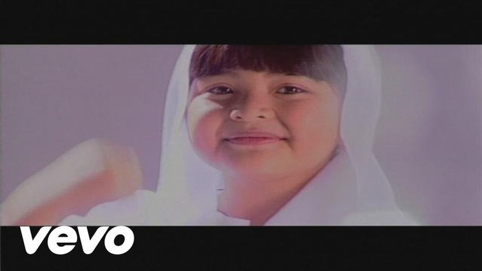 Tasya di video klip lagu Arti Puasa