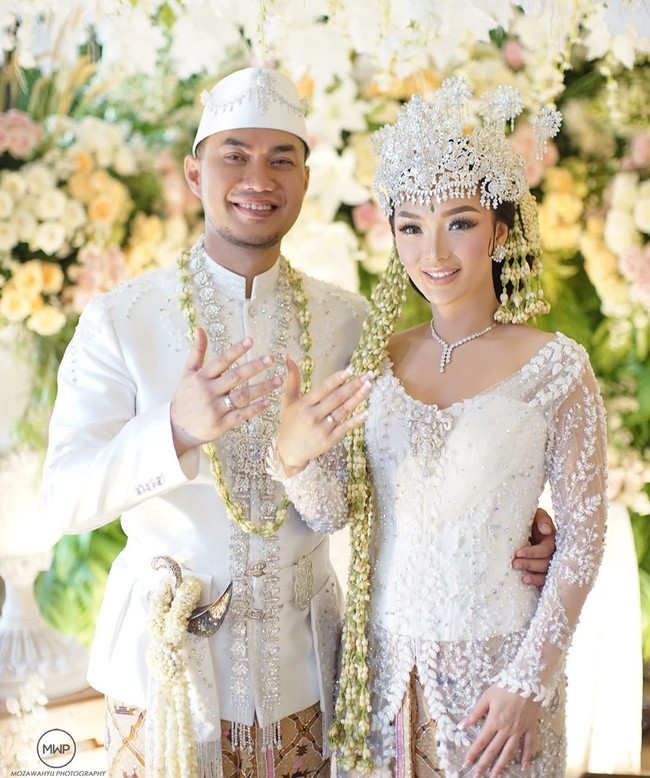 Untuk proses akad nikah, Zaskia Gotik memilh kebaya putih rancangan Ivan Gunawan. Kebaya terlihat mewah dengan full bordir di atas bahan tulle. Foto: Instagram/@mozawahyu, @ivan_gunawan, @anpasuha_official