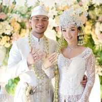 Untuk proses akad nikah, Zaskia Gotik memilh kebaya putih rancangan Ivan Gunawan. Kebaya terlihat mewah dengan full bordir di atas bahan tulle. Foto: Instagram/@mozawahyu, @ivan_gunawan, @anpasuha_official