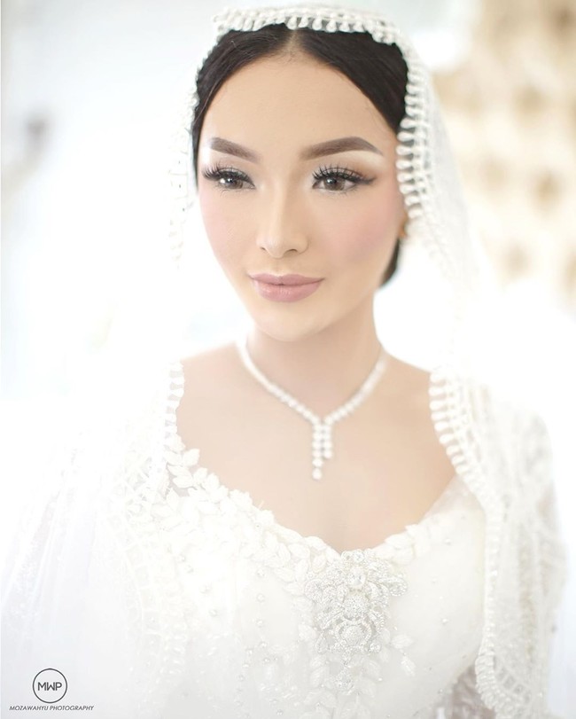 Alhamdulillah Abah, Emak, kakak, adik, terus dari pihak suami juga ada perwakilan dari kakak, karena memang kondisinya saat ini sedang social distancing, tidak bisa kumpul banyak orang. Jadi hanya bisa beberapa orang saja di rumah, ujar Zaskia lewat rekaman video yang dirilis manajemennya, Nagaswara. Foto: Instagram/@mozawahyu, @ivan_gunawan, @anpasuha_official